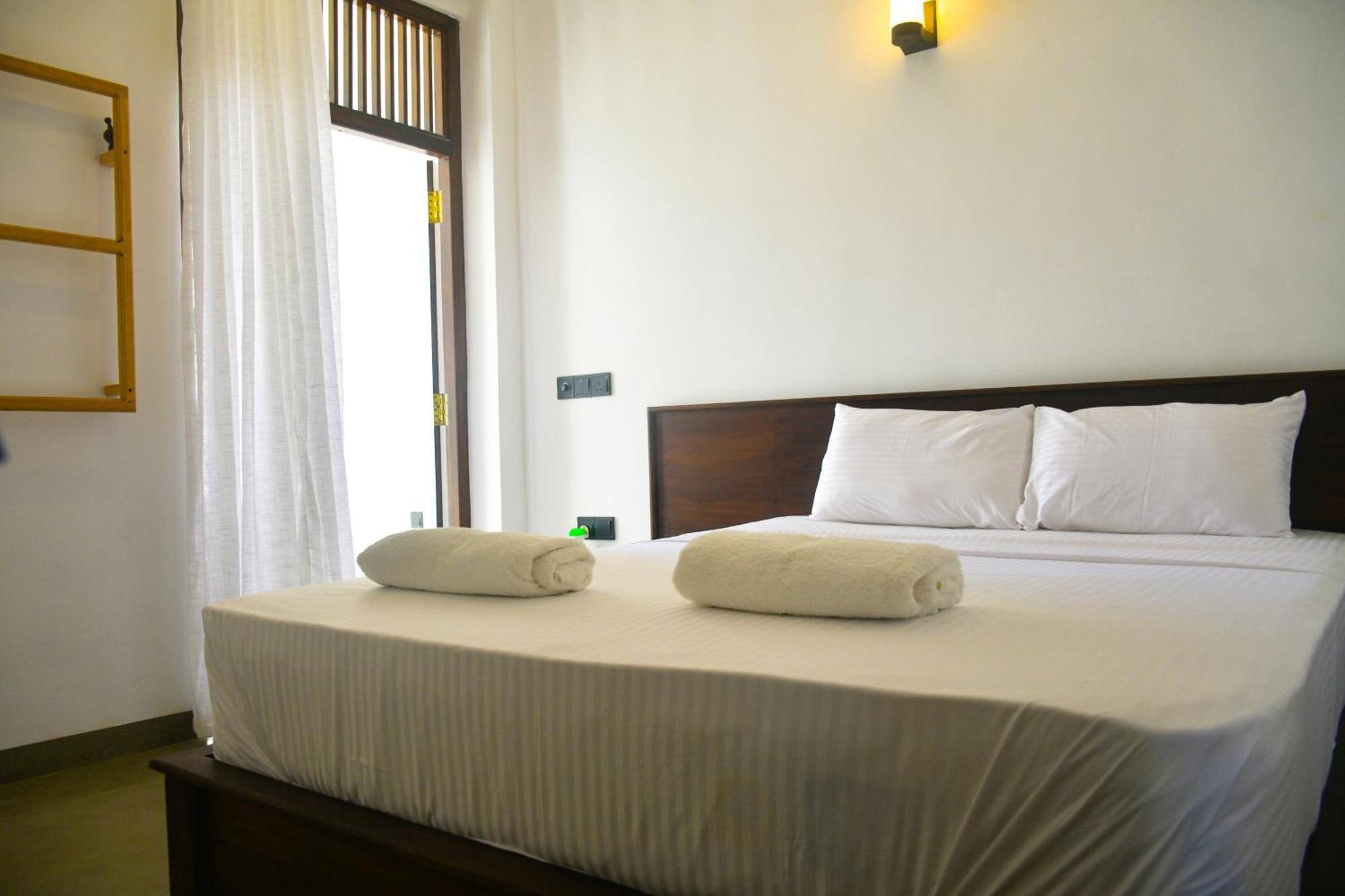Thaproo Bay Hiriketiya Bed & Breakfast Диквела Екстериор снимка