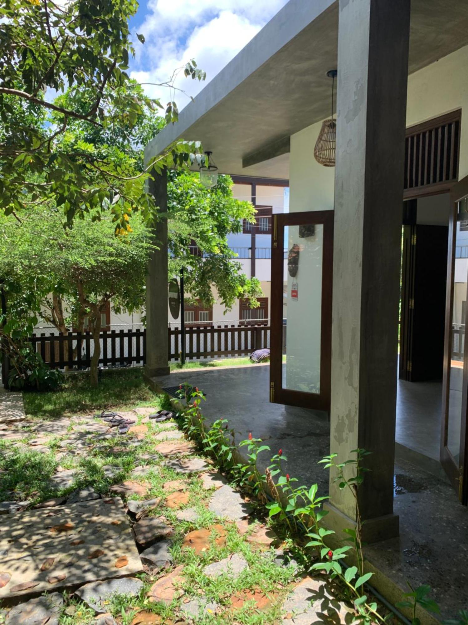 Thaproo Bay Hiriketiya Bed & Breakfast Диквела Екстериор снимка