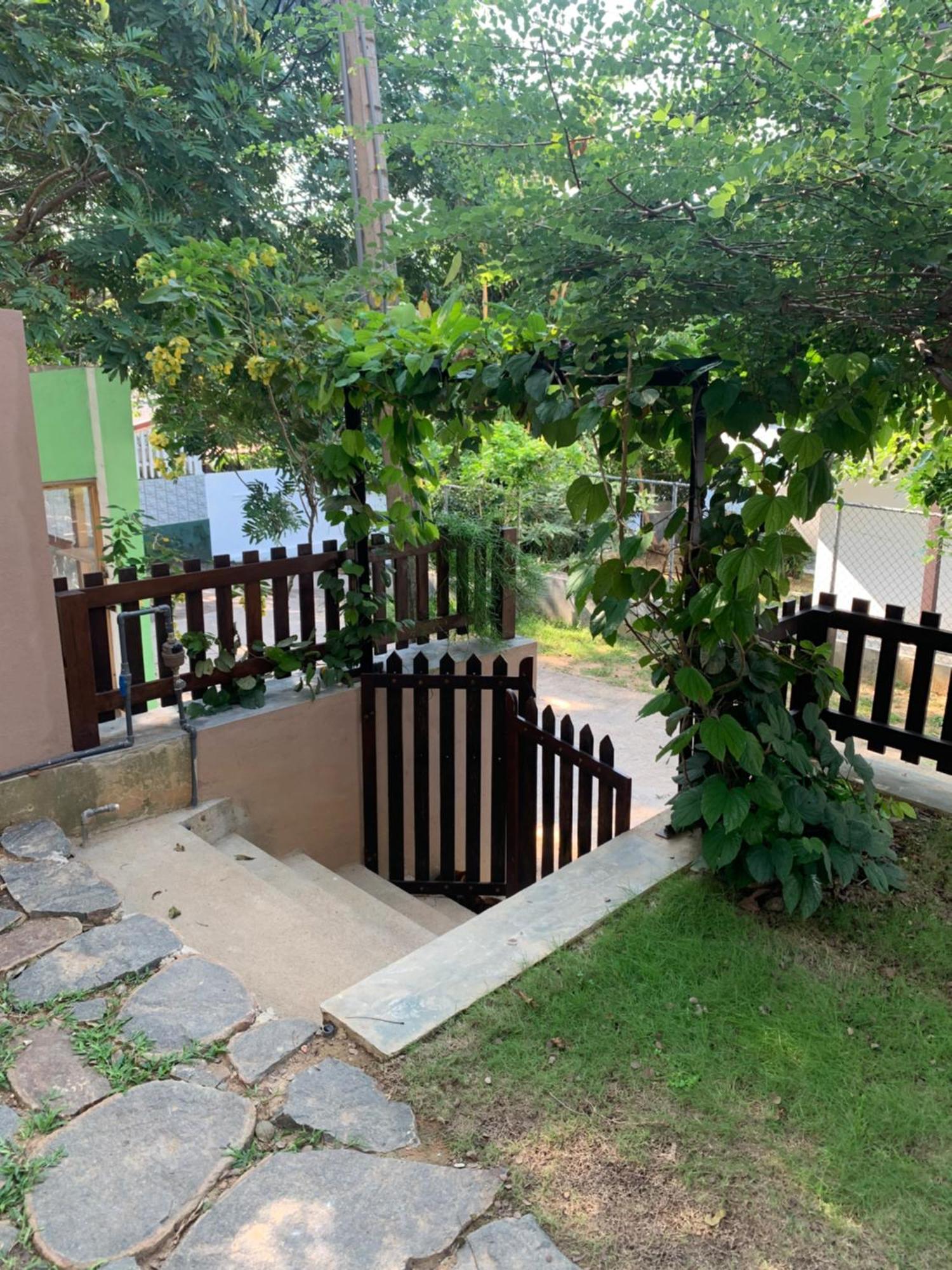 Thaproo Bay Hiriketiya Bed & Breakfast Диквела Екстериор снимка